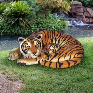design-toscano-life-size-resting-bengal-tigress-and-club-statue-ne120011