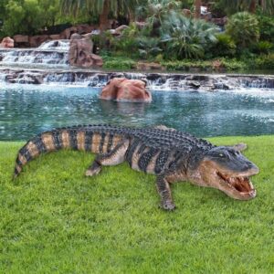 design-toscano-stalking-swamp-predator-alligator-garden-statue-ne80142